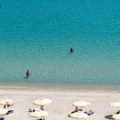 Dete (4) iz Srbije umalo se udavilo na plaži na Halkidikiju, policija uhapsila oca!