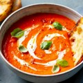 Savršen spoj: Čorba od pečenih paprika i paradajza koja će vas osvojiti na prvu kašiku