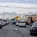 VIDEO: Obustavljen saobraćaj na auto-putu ka Novom Sadu, kamion oborio portal