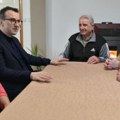 Petković sa interno raseljenom porodicom o važnosti izlaska na izbore 28. decembra (FOTO)