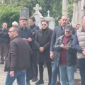 Pejović skrhan stigao na sahranu Duška Vujoševića: Pevač u crnini, porodica stiže na Novo groblje