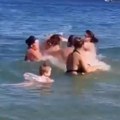 Žene se potukle u moru: Pogledajte žestok sukob u Ulcinju! Sevali šamari i pesnice, čupale se za kosu! I muškarac dobio batine…