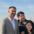 (Foto) Mladi bračni par izabrao Novi Sad za medeni mesec! Gradonačelnik Mićin ih sreo na Petrovaradinskoj tvrđavi, a onda…