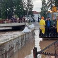 Izlila se reka i napravila haos u Sjenici! Poplavljeno čitavo naselje, voda prodire u kuće, a meštane spasavaju bagerima