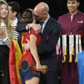 Predsednik Federacije španskog fudbala se izvinio jer je poljubio kapitena svetskih prvakinja u usta