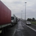 Na graničnom prelazu Batrovci teretna vozila čekaju sedam sati