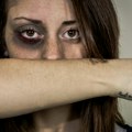 Optužnica protiv nasilnika iz Beograda Stolicom izudarao suprugu pa pretio nožem