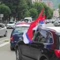 Podrška predsedniku i njegovoj borbi i sa KiM: Trobojke se vijore Kosovskom Mitrovicom u inat rezoluciji o Srebrenici…