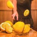 Kako ovo nismo videli ranije: Trik za ceđenje limuna oduševio internet – nema nereda ni ulepljenih ruku