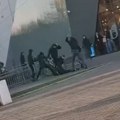 (UZNEMIRUJUĆI SNIMAK) Maskirani napadači palicama tukli mladiće ispred Promenade u Novom Sadu