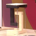 Levitirajuća polica i stalak od kutije i drvenih letvica