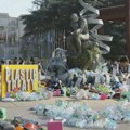 Umetnik zatrpava plastičnim otpadom skulpturu ispred UN tokom pregovora za sporazum o zagađenju