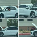 To se zove posvećenost: Majstor osluškuje probleme sa motorom - tokom vožnje!