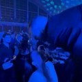 "Ljudi, ljudi..." Lazić prekinuo novogodišnji nastup, a onda je poljubio nju! Obratio se Kaći: "Volim te..."