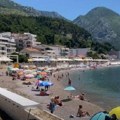 Drama u Sutomoru! Vozio pešačkom zonom, pa se zakucao u baštu kafića!