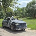 Auto preživeo udar balističkog projektila: I pored ogromnih oštećenja, vlasnik uspeo da ga odveze (video)