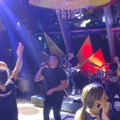 Ovo mu je treći put da slavi sa njima posle medalje: Sloba Radanović pevao našim bronzanim odbojkašicama (foto)
