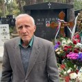 Ovo je čovek koji već 11 dana svakog jutra obilazi grob Ratka Mladića i uređuje ga: Evo šta nam je rekao