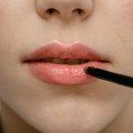 Sve više žena želi punije usne, ali bez drastične promene! Fileri su prošlost Dame su poludele za „lip busterima“! Evo o…