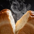 Pekari uvek dodaju jedan tajni sastojak u testo pa bude sveže tri dana: Hleb će vam ostati savršeno mekan, a ukus je…