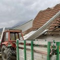 Snažan vetar na zapadu Srbije čupao stabla, porodici Stanimirović odneo krov sa kuće