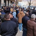Prosvetni radnici u Kosovskoj Mitrovici: Zbog uredbe Prištine ne možemo da podignemo plate