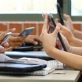 Francuski eksperti preporučuju da deca ne koriste smartfone pre 13. godine