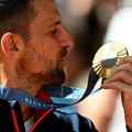 Čaša olimpijske žuči (6:7, 6:7) ište čašu olimpijskog meda (7:6, 7:6), Novak Đoković smešano ih pije: Od patnje u…