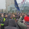 Protest u Novom Sadu: Na ivici incidenta zbog zastave „Evromajdana“ (FOTO, VIDEO)