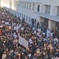 Protest studenata ispred Skupštine Vojvodine: Opozicija traži smene, policija u zgradi (video)