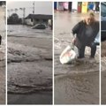 (Dramatičan video) Žena se bori sa bujicom dok je Mladenovac pod vodom, autobuska stanica postala reka!