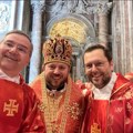 Fotografija kardinala na dan sahrane papa Franje je postala hit: Evo ko su najmlađi predstavnici „selfi generacije“ u…