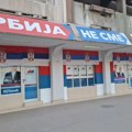 SNS: Odborniku iz Novog Sada izbušene gume na automobilu dok je razgovarao sa građanima
