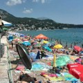 "Zona sumraka" na crnogorskoj obali: Sutomore puca po šavovima već sredinom juna, prizor šokirao turiste