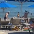 Letovanje u Grčkoj se pretvorilo u pakao Brutalna tuča na sred plaže, pesnice letele pred decom, snimak zgrozio ceo Balkan…