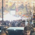 (VIDEO) Žandarmerija potiskuje demonstranate u centru Beograda - lete šok bombe, pirotehnika