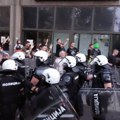 Uhapšen osumnjičeni za napad na policajce ispred Filozofskog fakulteta u Novom Sadu, određen mu pritvor