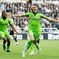 Gol Lukića u porazu Fulama od Njukasla, Sanderlend pobedio Čelsi za drugo mesto na tabeli