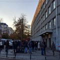 Okupljanje roditelja i učenika ispred Pete beogradske gimnazije