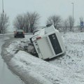 Autobus sleteo sa puta u Novoj Pazovi, kod isključenja za Stare Banovce. Na sreću, nema povređenih.