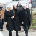Sahranjena majka Goge Sekulić Tužna povorka na groblju u Sremčici, pevačicu sve vreme sestra pridržava (foto, video)