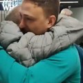Otac slomljen od emocija grlio sina koji je stigao iz Dubaija: Ovo su prizori koji su rasplakali i najjače.