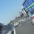 (Video) Kamion se zakucao u ogradu na autoputu kod Šimanovaca: Iz prikolice poletelo piće, haos svuda po putu: Vozači, oprez…