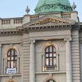 „Studenti pobeđuju“ se i dalje vijori na Skupštini Srbije