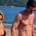 (Foto) Vreli april u Crnoj Gori Jovana Jeremić u bikiniju sa zlatom pokazala zategnuto telo, Tigar je drži za ruku: "Moj…