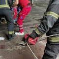 Slike spasavanja dečaka iz IMT: Pogledajte kako su ga hrabri vatrogasci spasioci izvukli nakon pada kroz krov
