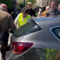 Uznemirujući snimak: Automobilom udario starijeg čoveka i napao studenta tokom 16 minuta tišine (VIDEO)