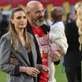 Dejan Stanković sa porodicom na Marakani: Zagrlio suprugu Anitu, ćerki poklonio šampionsku medalju (foto)