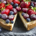 Hrskava korica, svilenkast krem i puno sočnog voća: Recept za najukusniji tart ovog leta