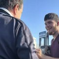 Bogoljub Karić dao momku koji pere šoferšajbne 100 evra: Prisutni uzvikivali, a evo kako se završilo (video)